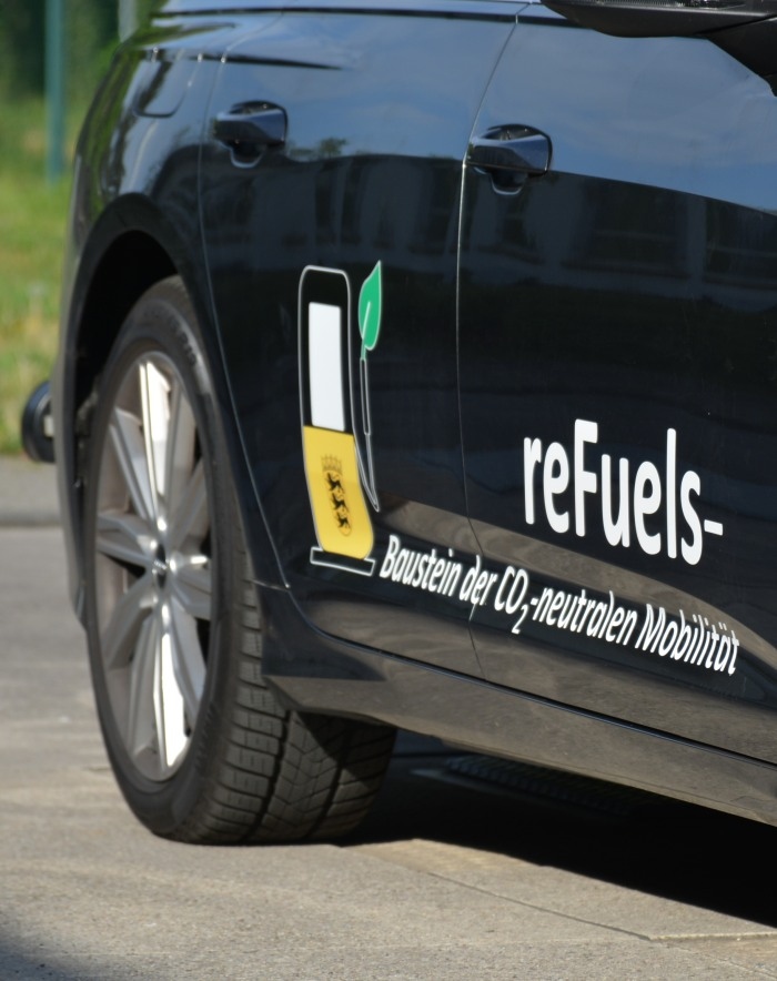 Auto mit reFuels-Aufdruck