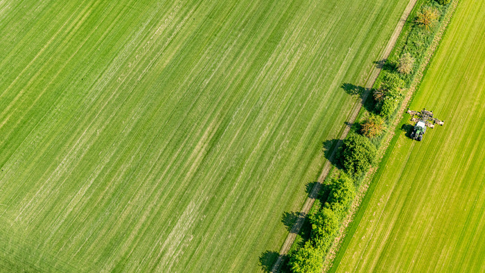 Traktor fährt auf einem Feld