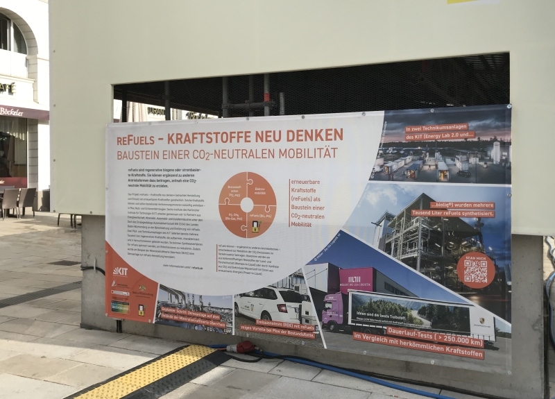Forschungsprojekt "reFuels - Kraftstoffe neu denken" bei der Bauzaunausstellung "Bioökonomie findet Stadt" in Karlsruhe