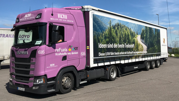 LKW des Unternehmens Lila Logistik SE